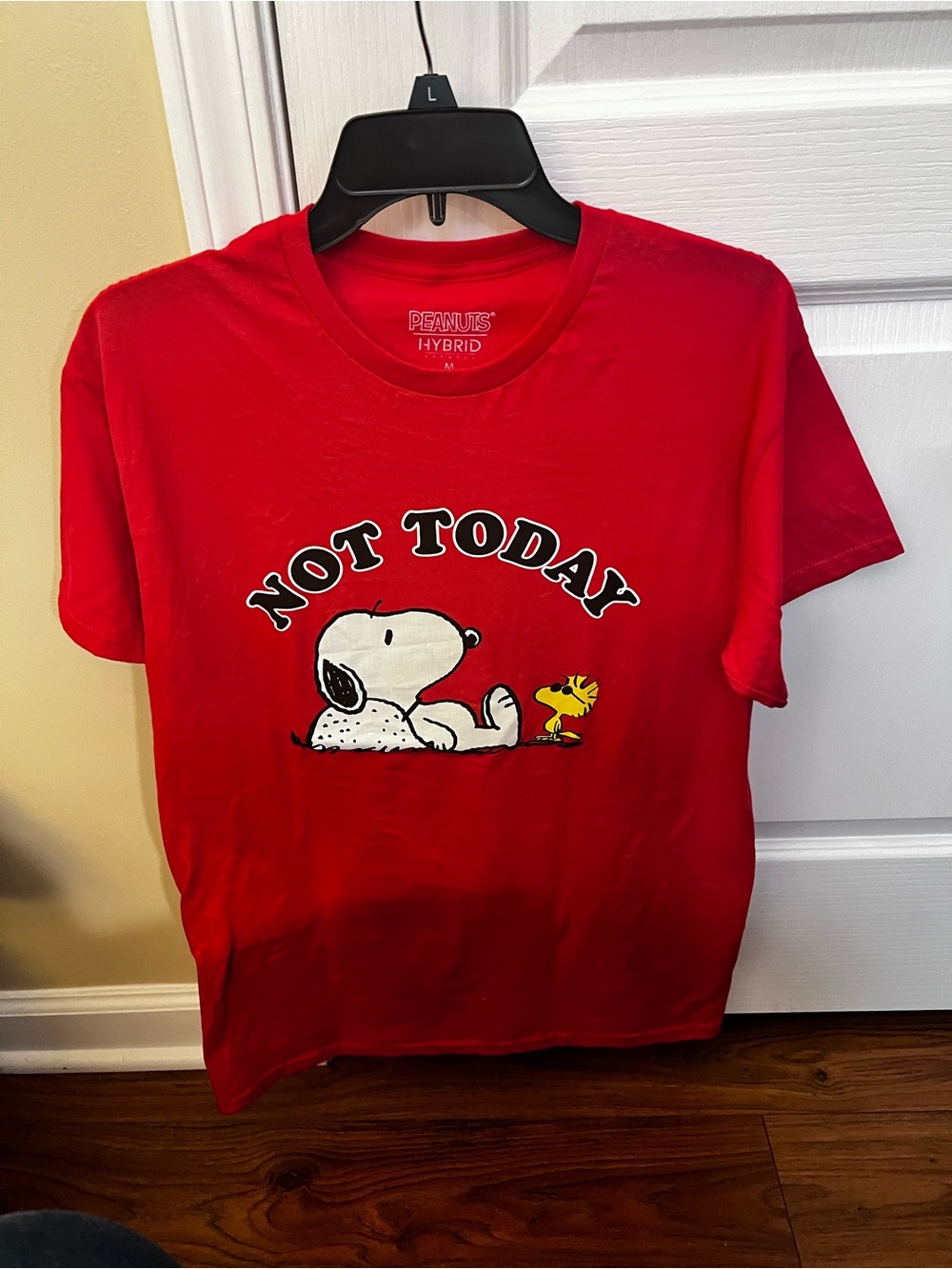 PEANUTS HYBRID RED CREW NECK SHORT SLEEVE TEE SHIRT.   SIZE MEDIUM   100% COTTON